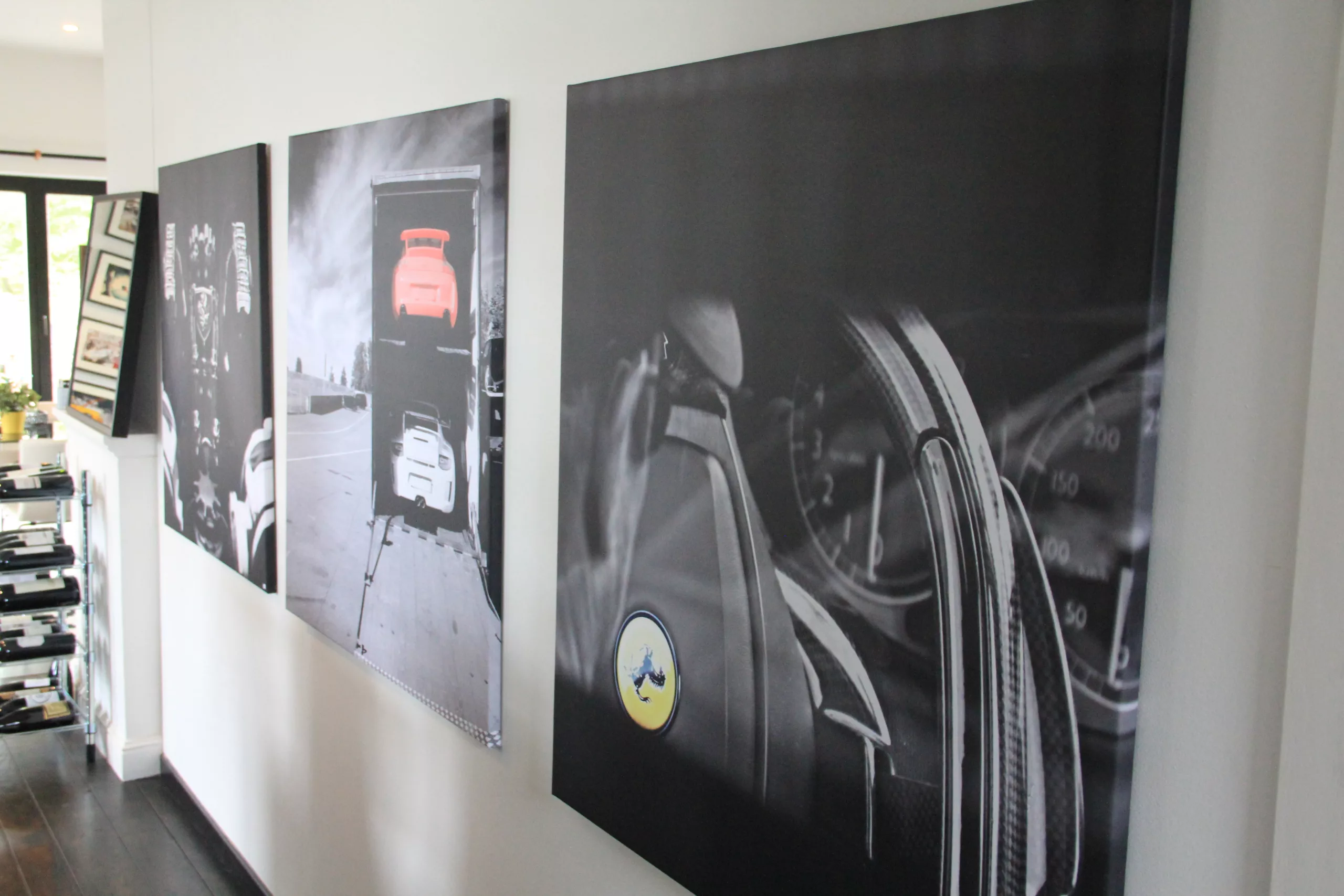 Œuvre Cars and Roses installée chez un client – impression fine art