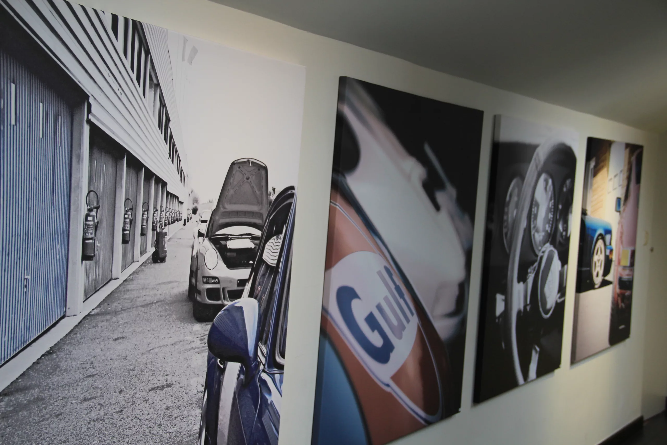 Œuvre Cars and Roses installée chez un client – impression fine art