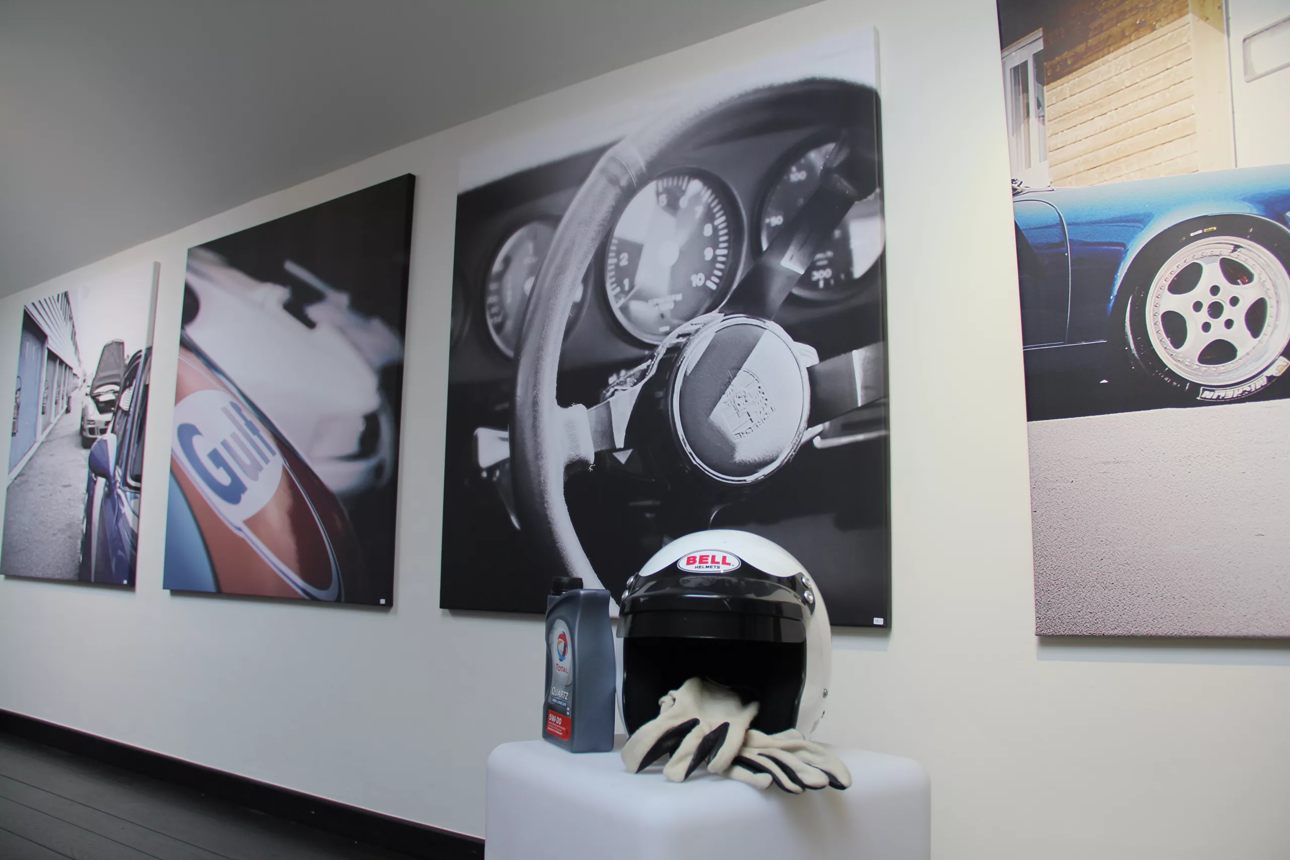 Œuvre Cars and Roses installée chez un client – impression fine art