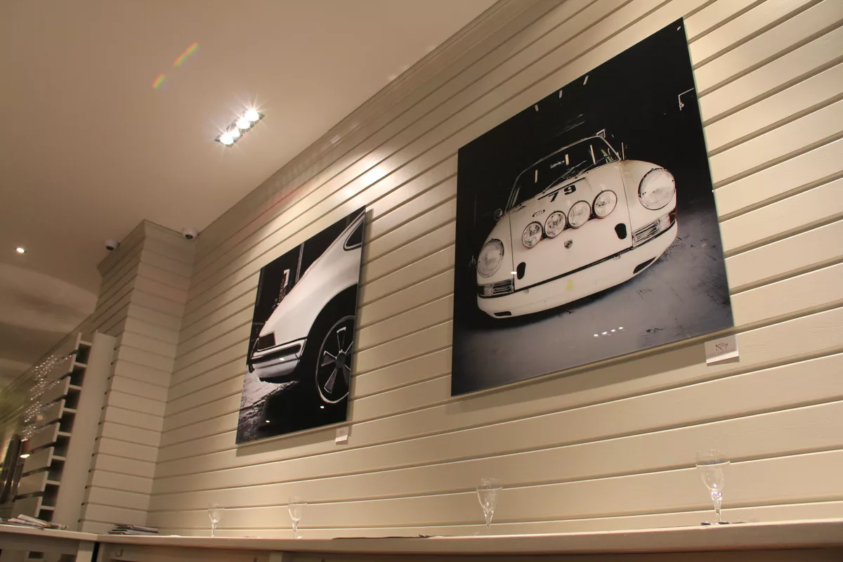 Œuvre Cars and Roses installée chez un client – impression fine art