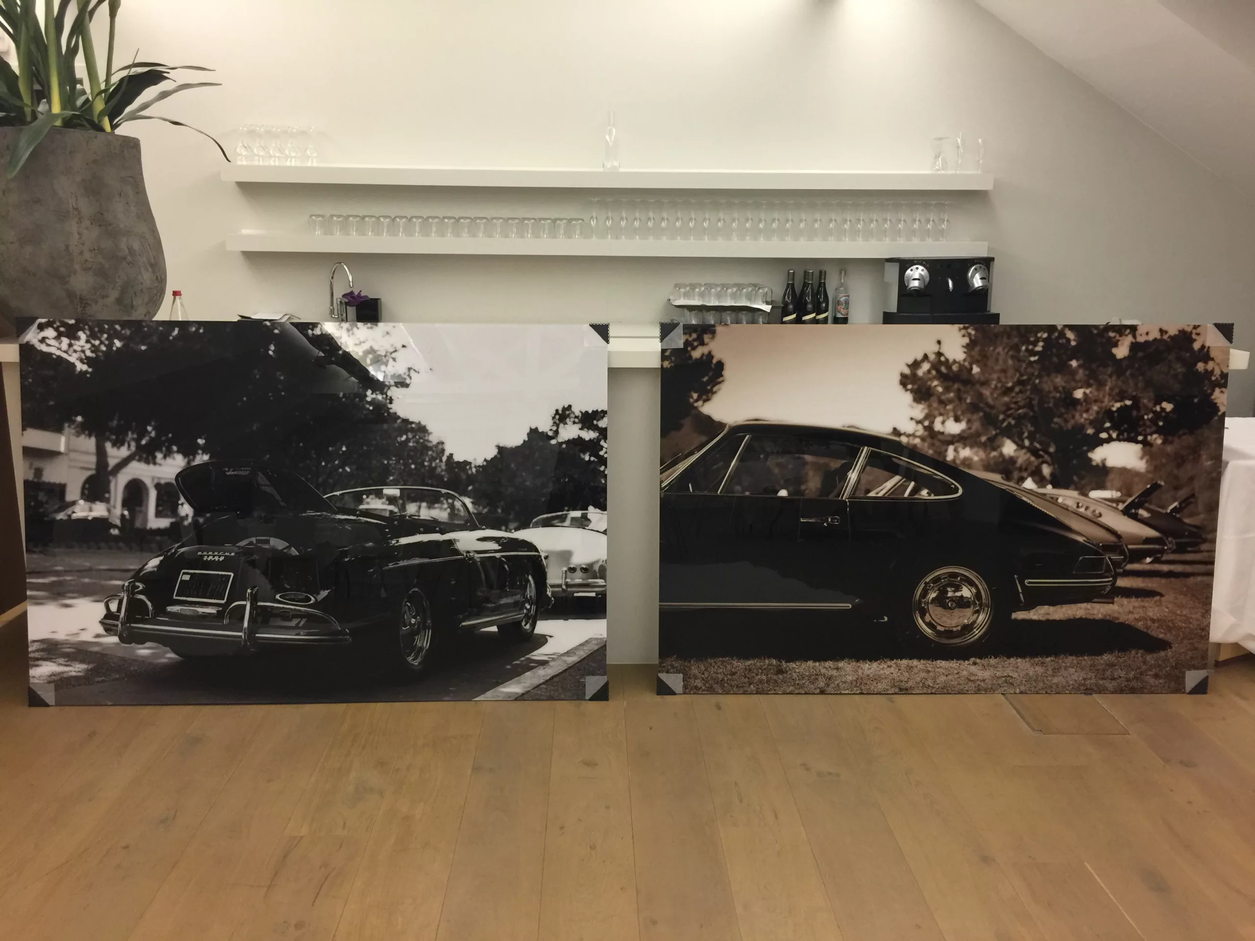 Deux tirages encadrés d'une Porsche 356 dans un intérieur
