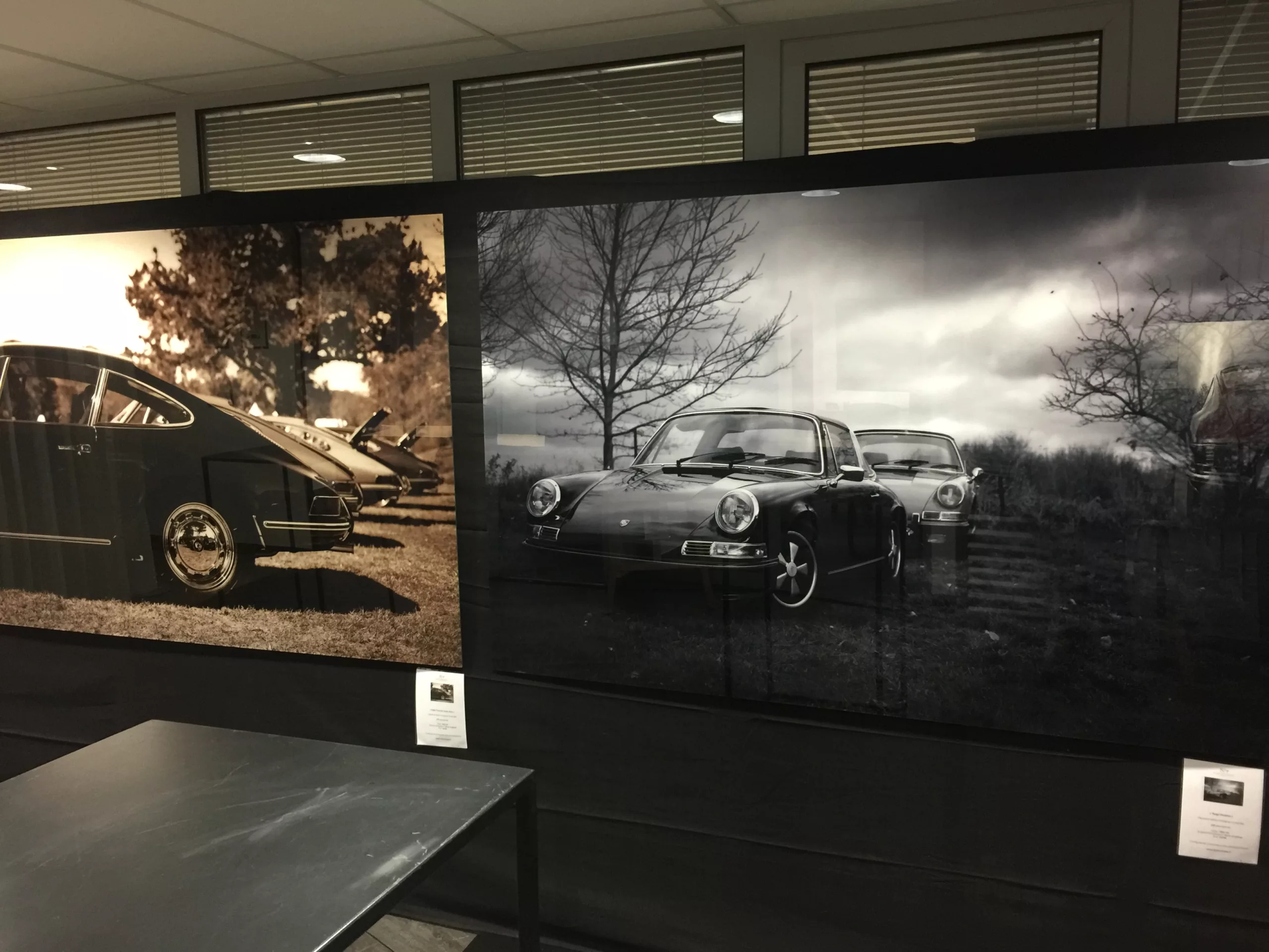 Tirage photographique noir et blanc encadré dans une pièce à l'ambiance feutrée — Cars and Roses
