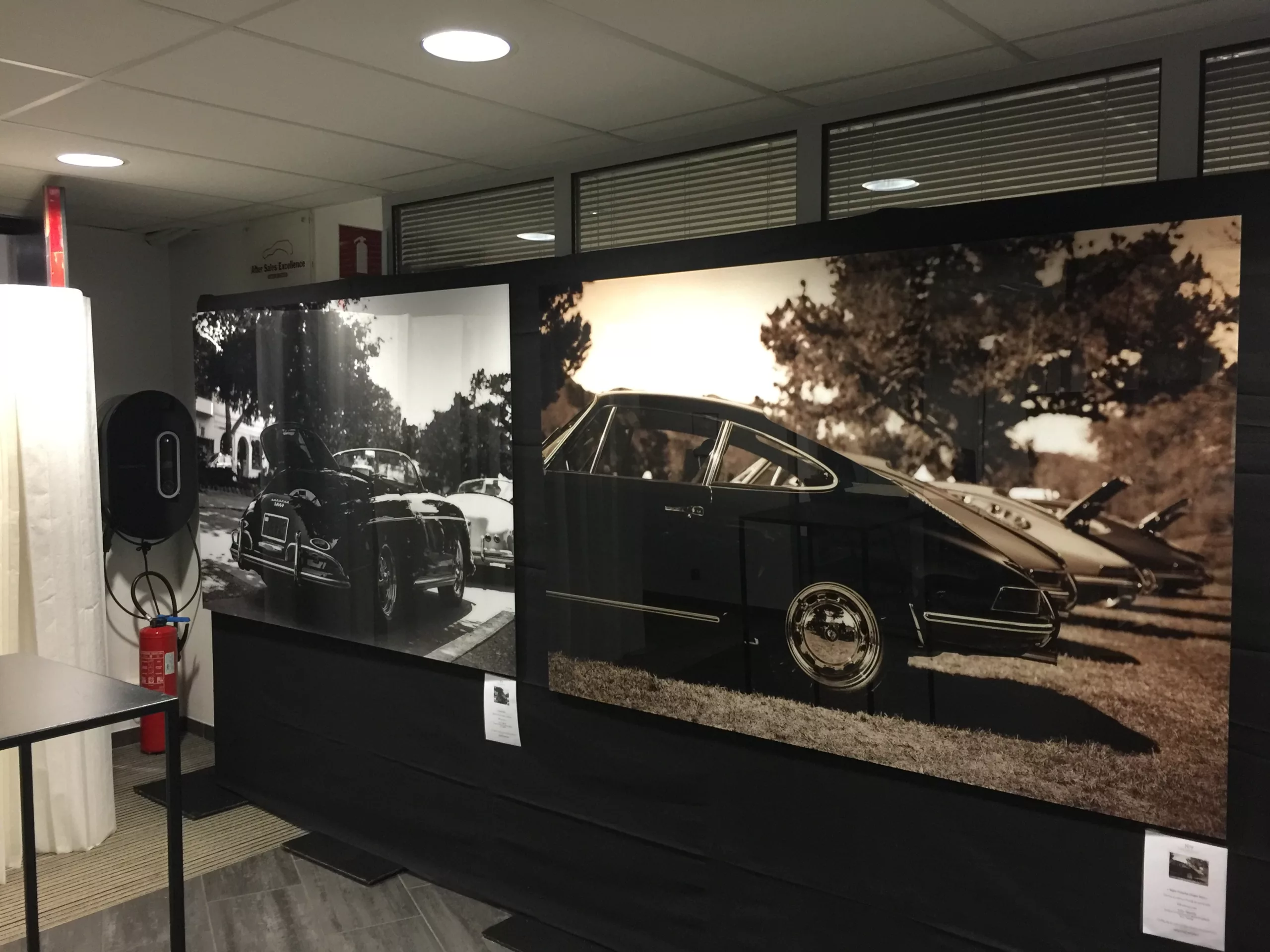 Tirages photographiques automobiles installés dans un showroom — Cars and Roses