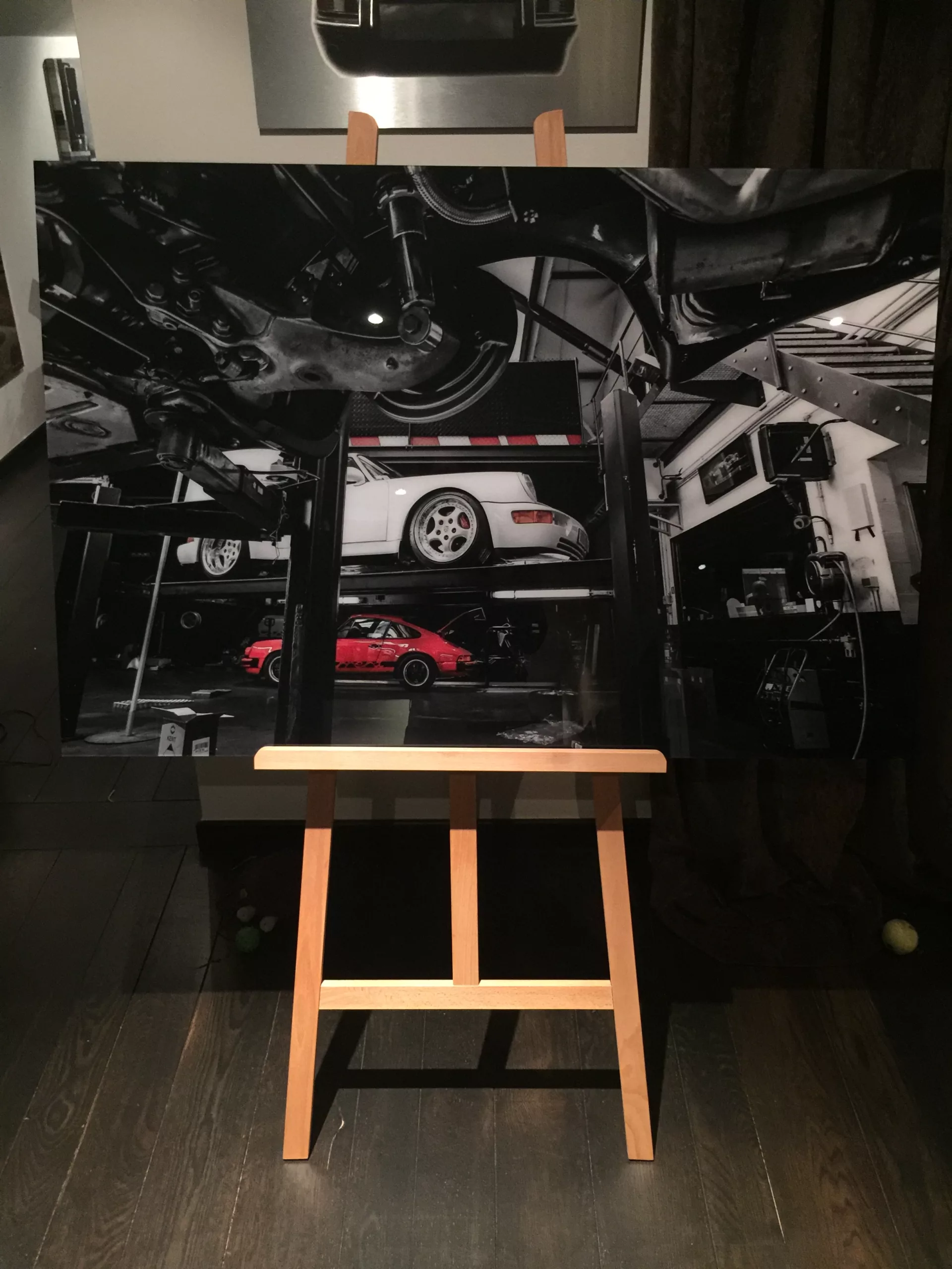 Installation d'un tirage photographique sur chevalet — coulisses de l'atelier Cars and Roses