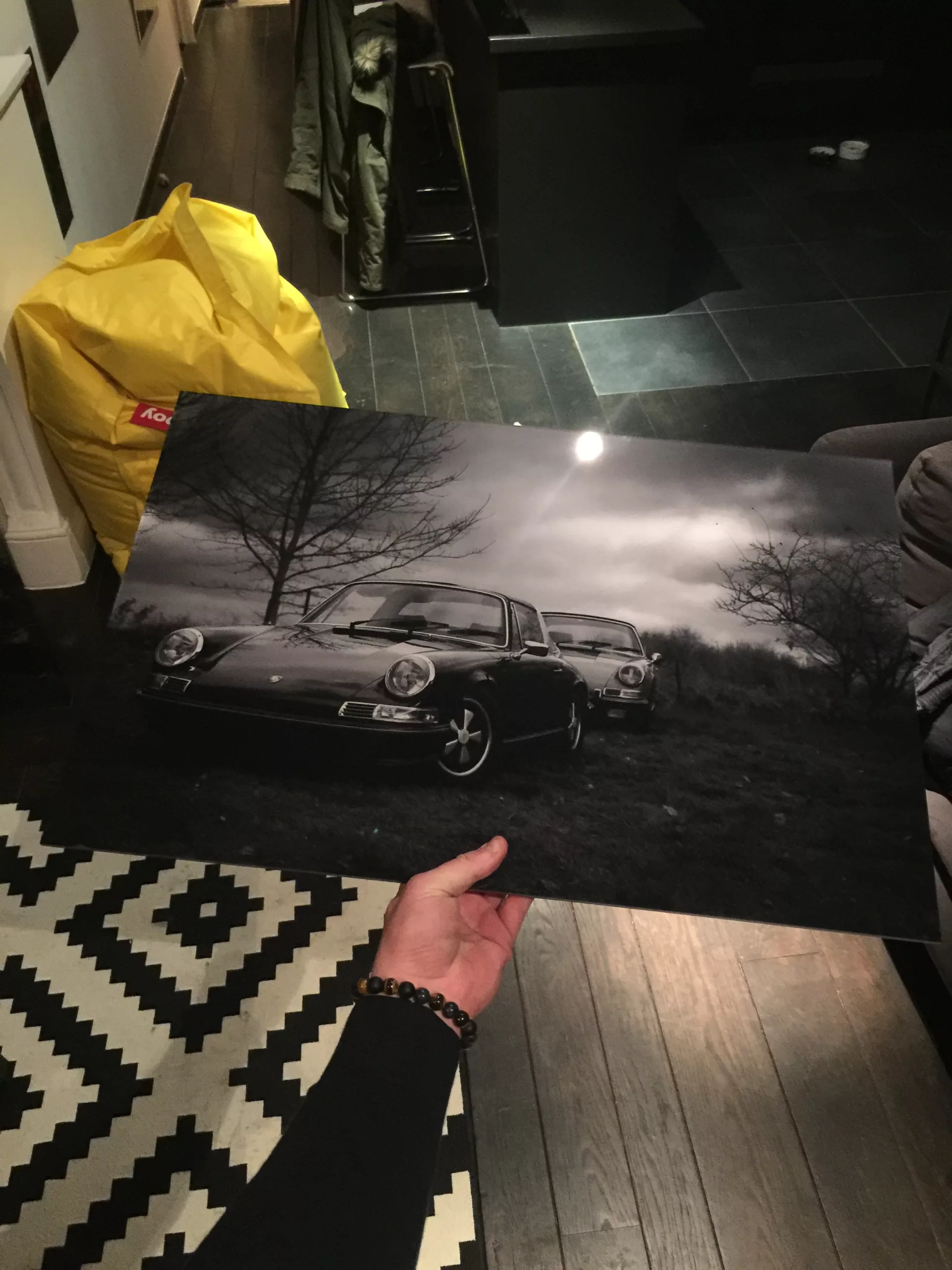 Tirage photographique noir et blanc dramatique d'une voiture de rallye dans le désert — Cars and Roses