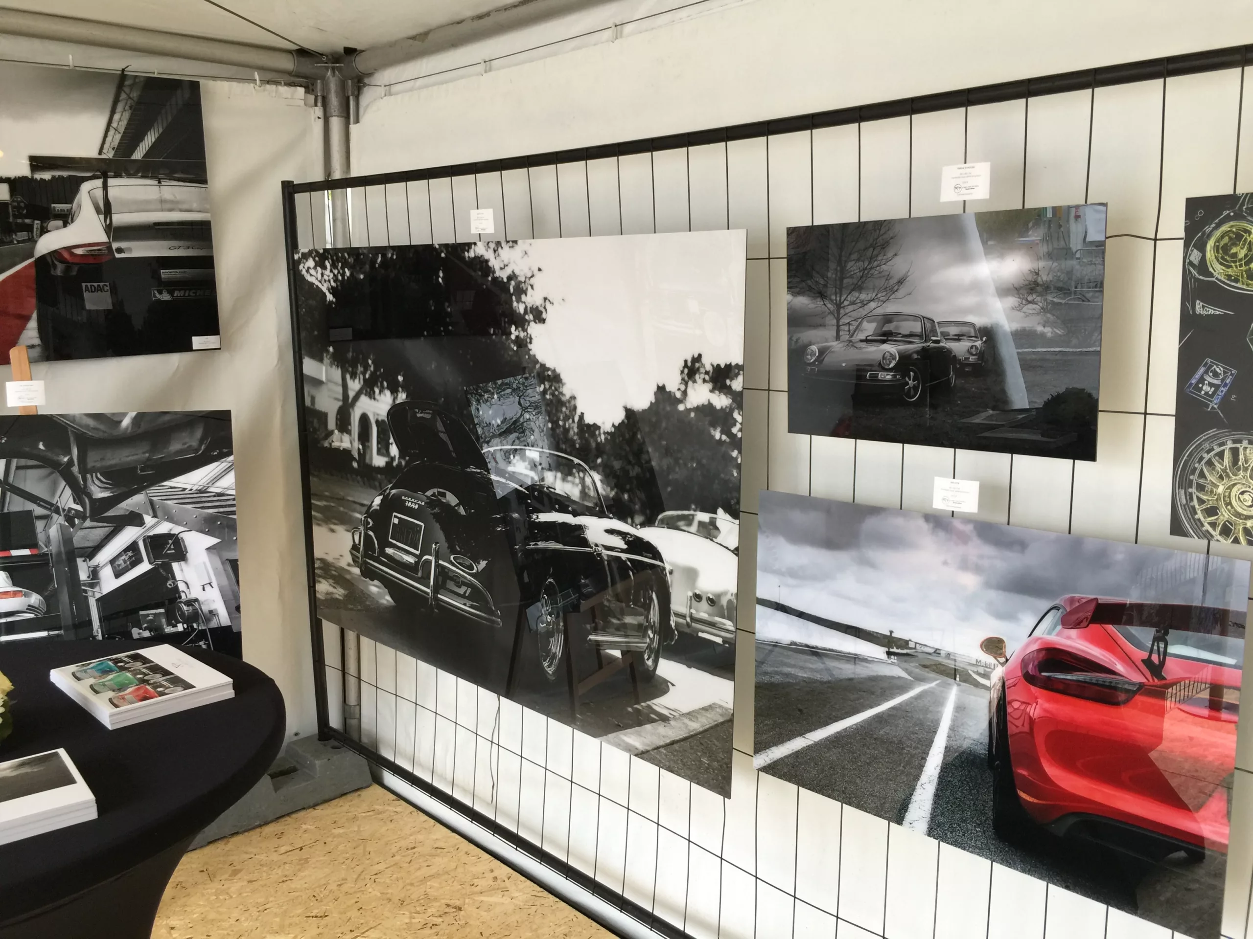 Mur de trois tirages photographiques automobiles noir et blanc dans un espace intérieur sombre — Cars and Roses