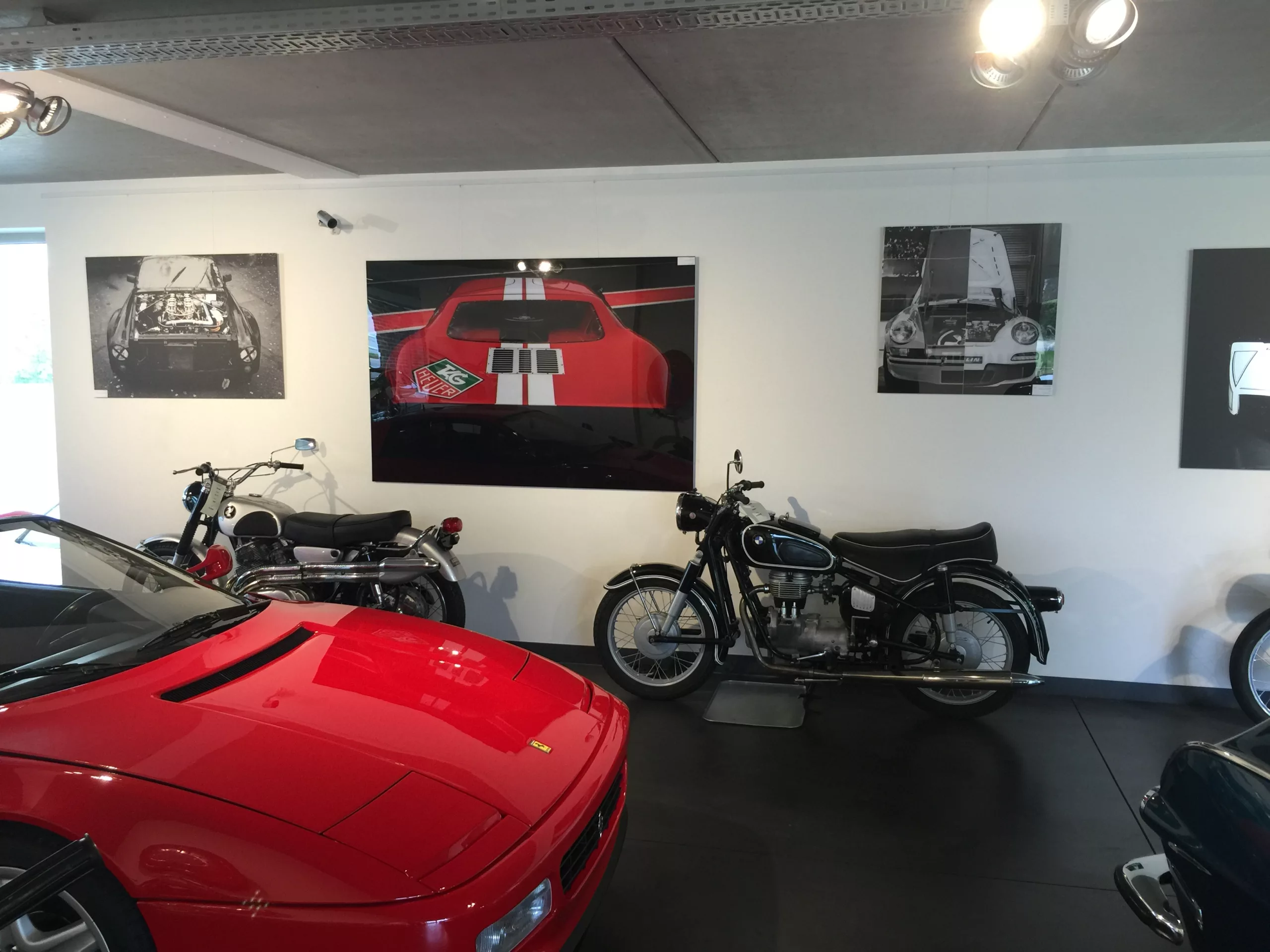 Œuvre Cars and Roses installée chez un client – impression fine art