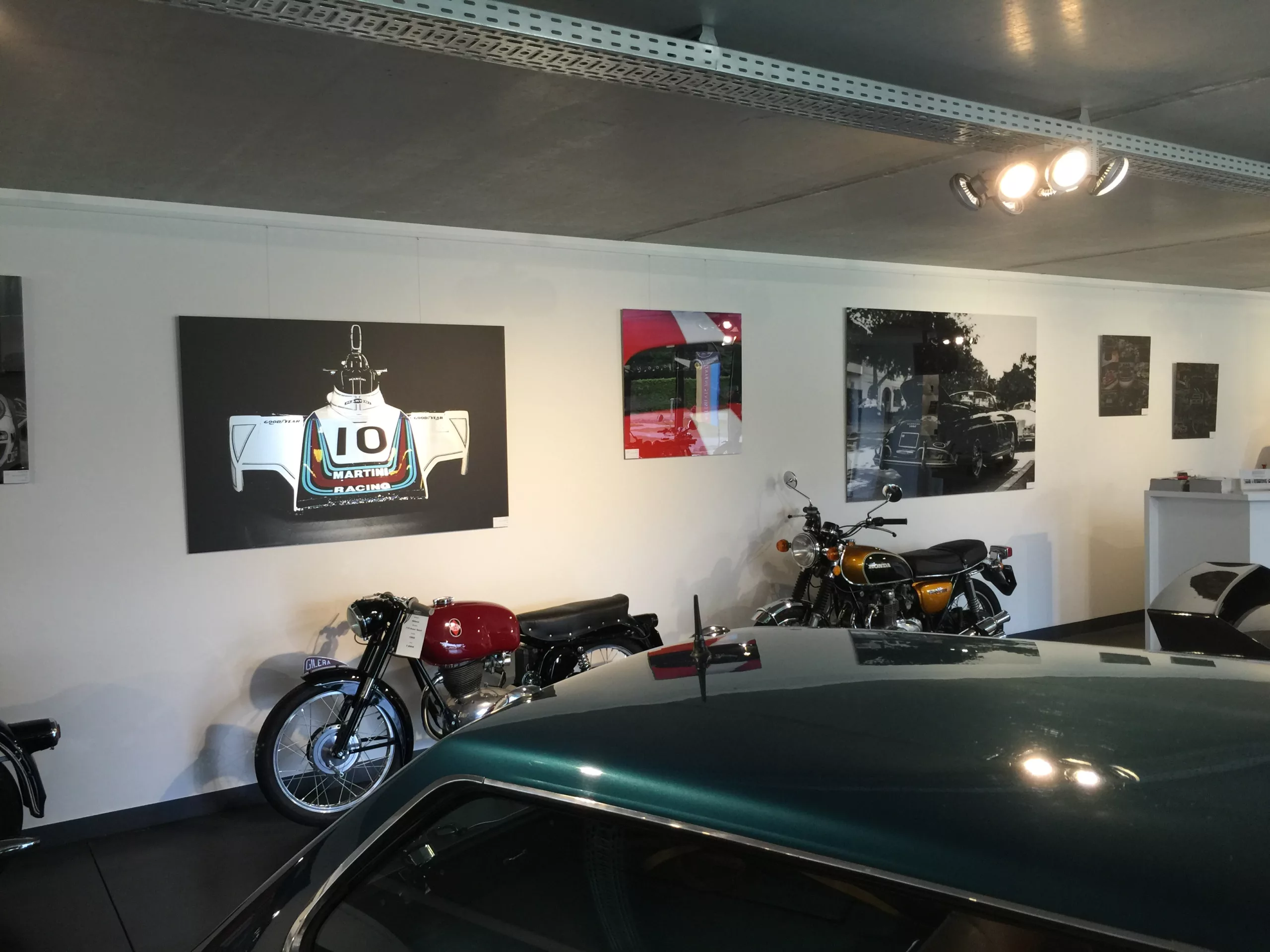 Œuvre Cars and Roses installée chez un client – impression fine art