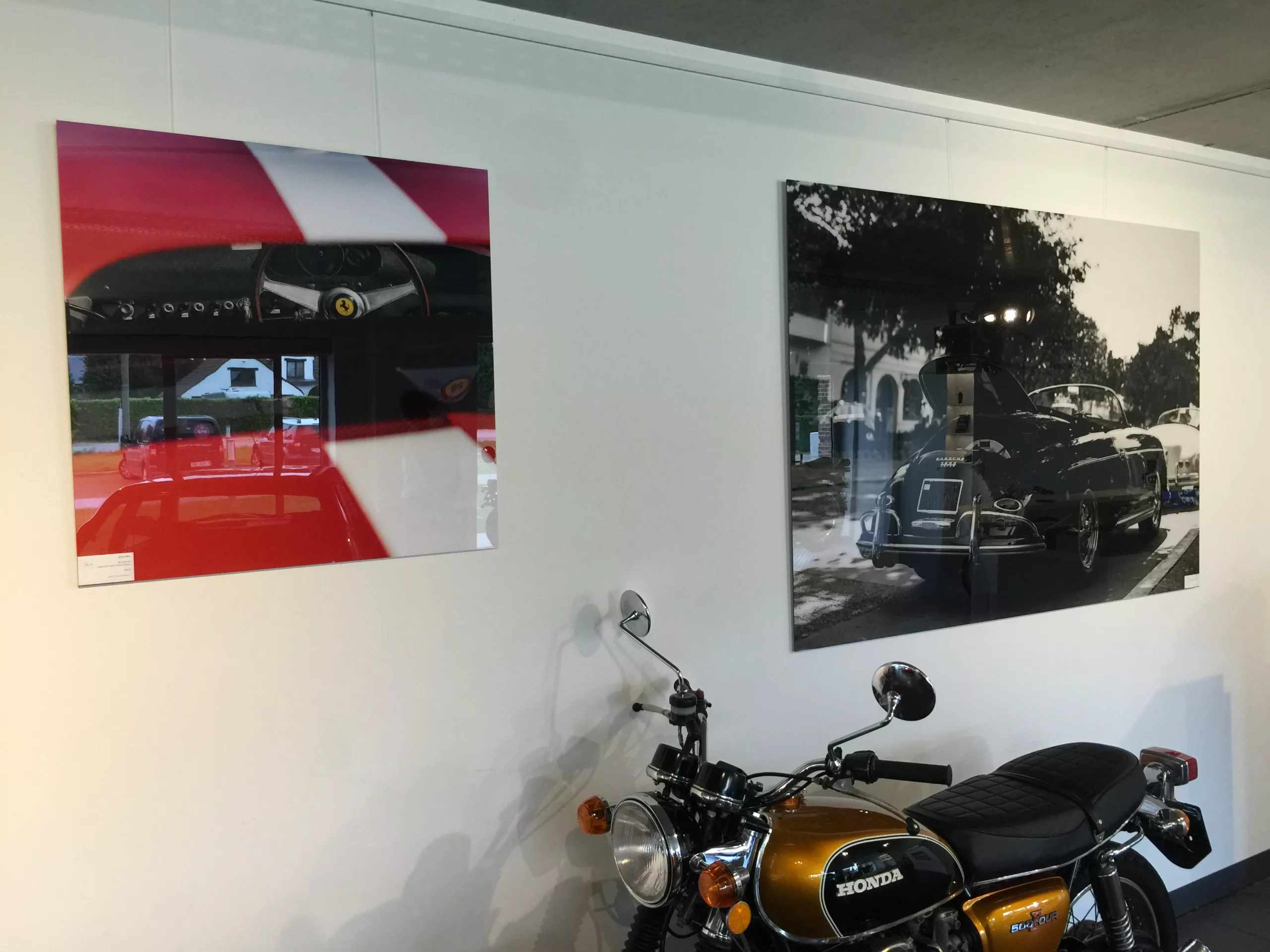 Œuvre Cars and Roses installée chez un client – impression fine art