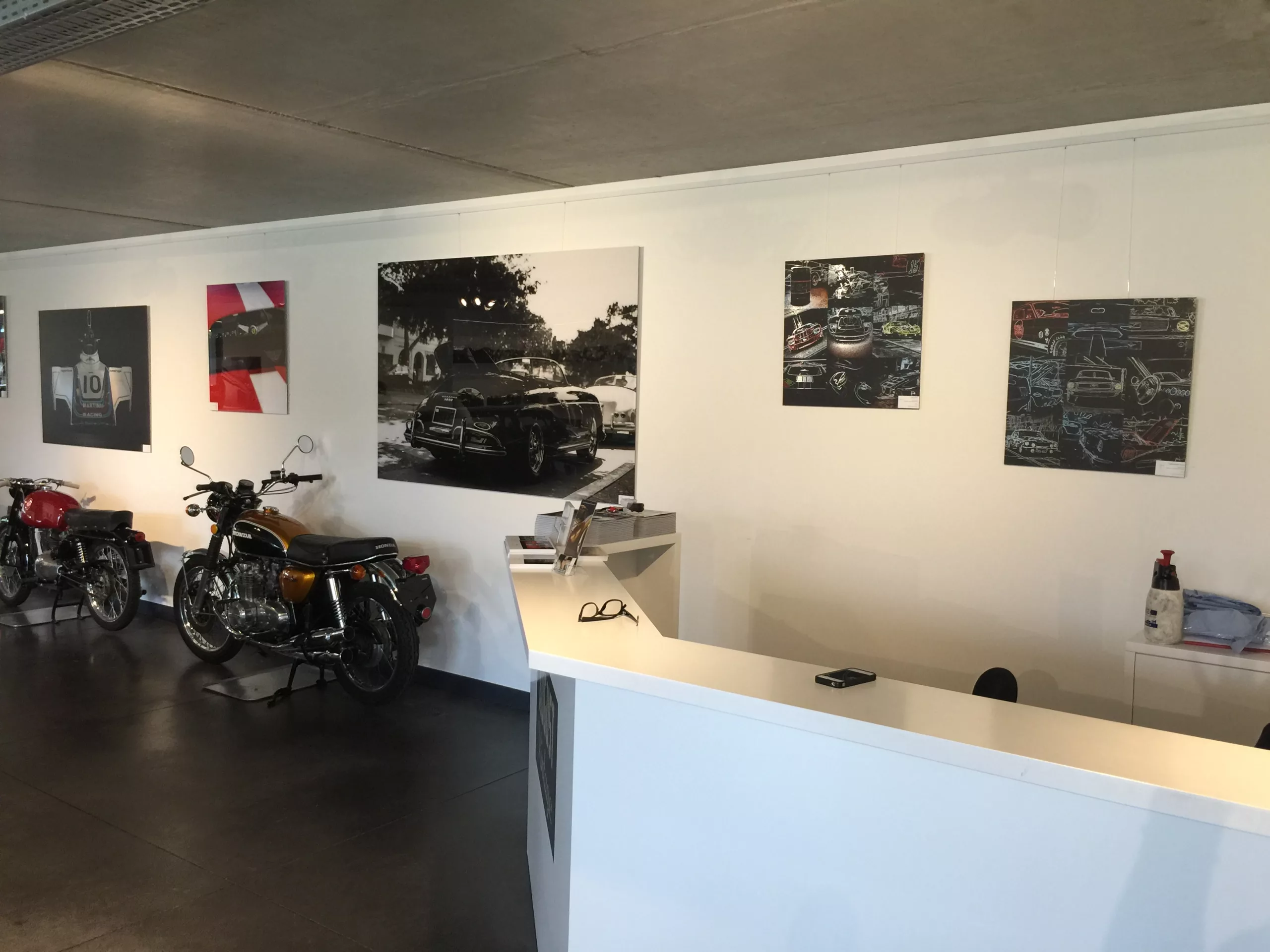 Œuvre Cars and Roses installée chez un client – impression fine art