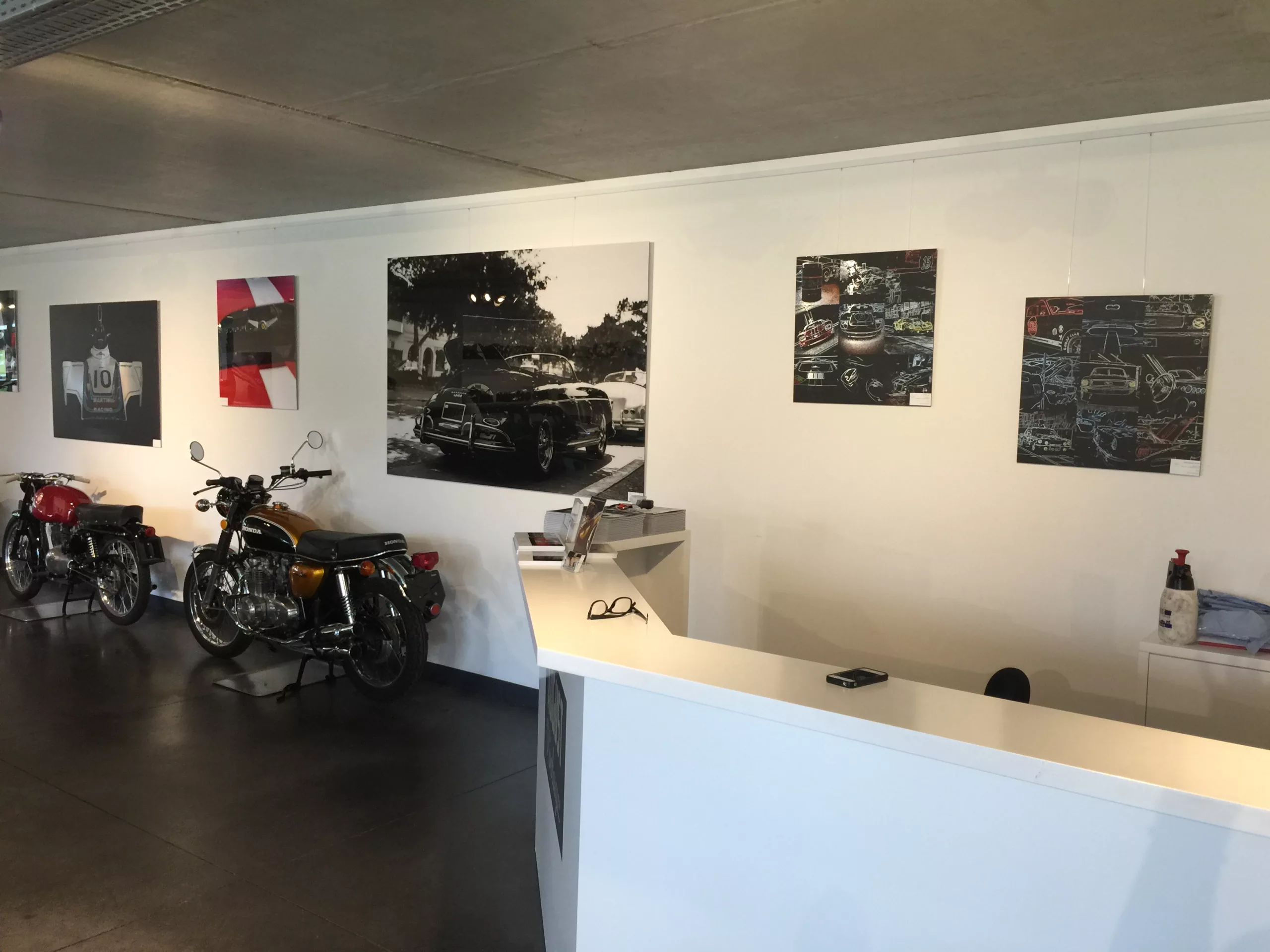 Œuvre Cars and Roses installée chez un client – impression fine art