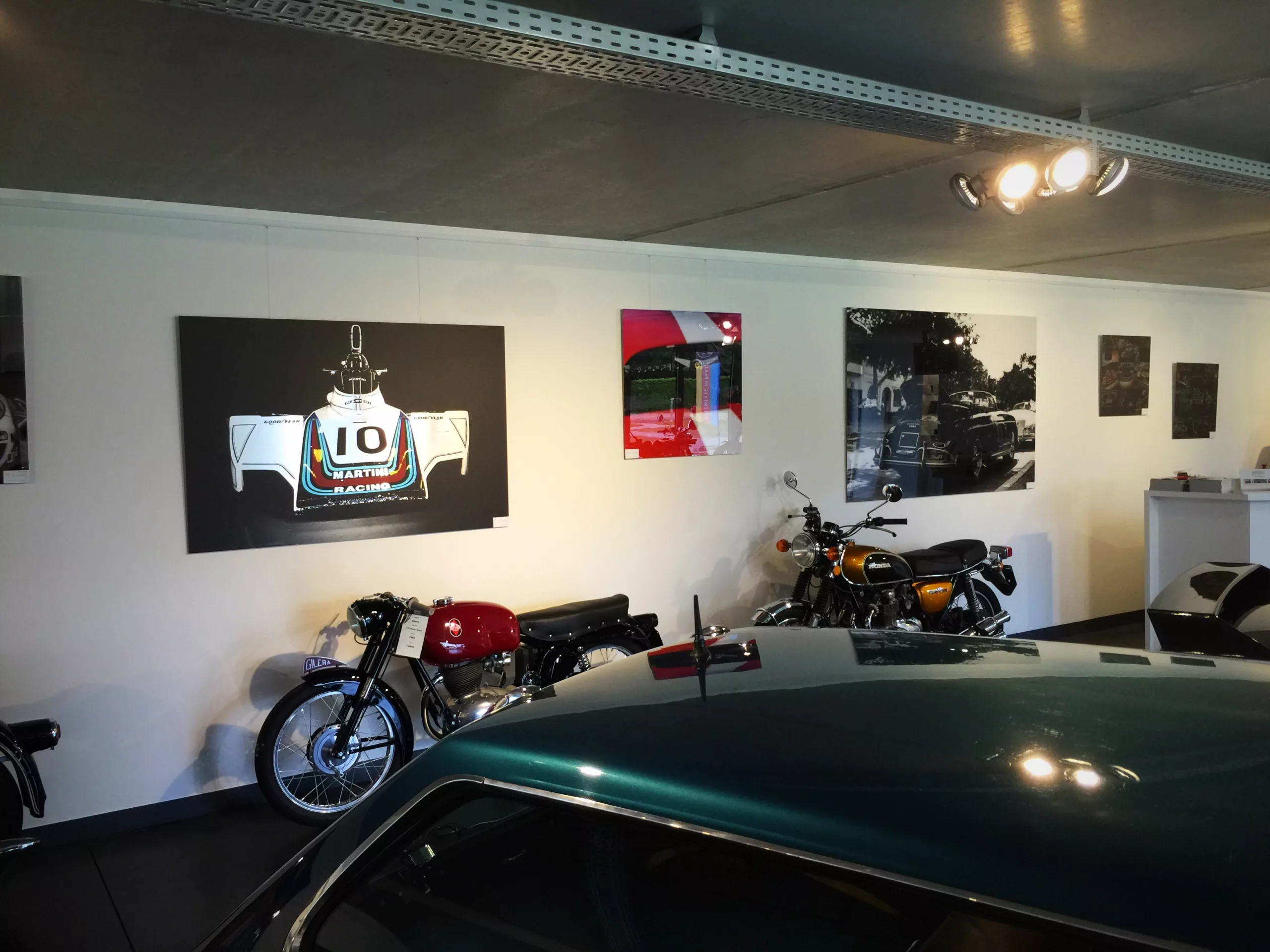 Œuvre Cars and Roses installée chez un client – impression fine art