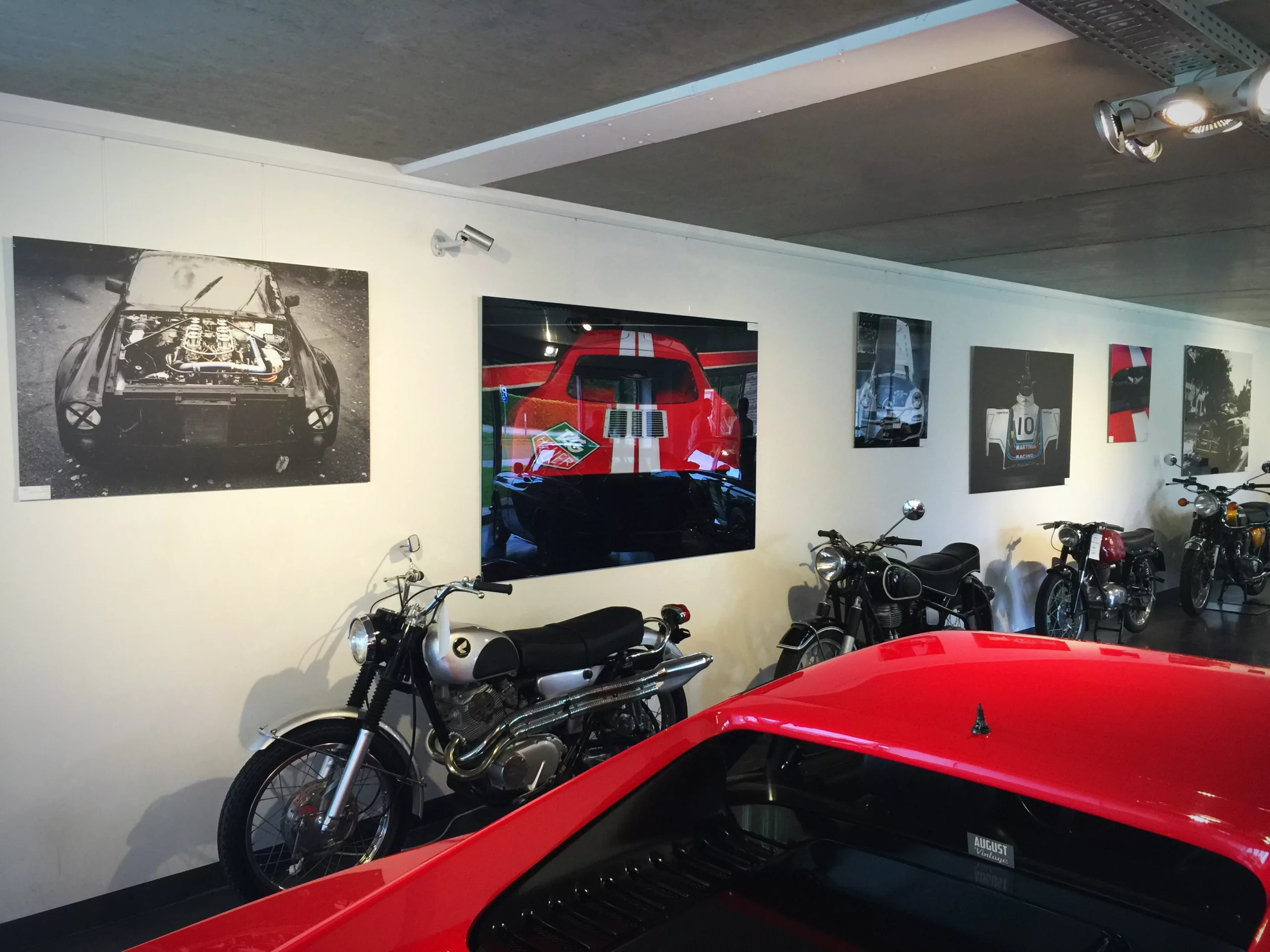 Œuvre Cars and Roses installée chez un client – impression fine art