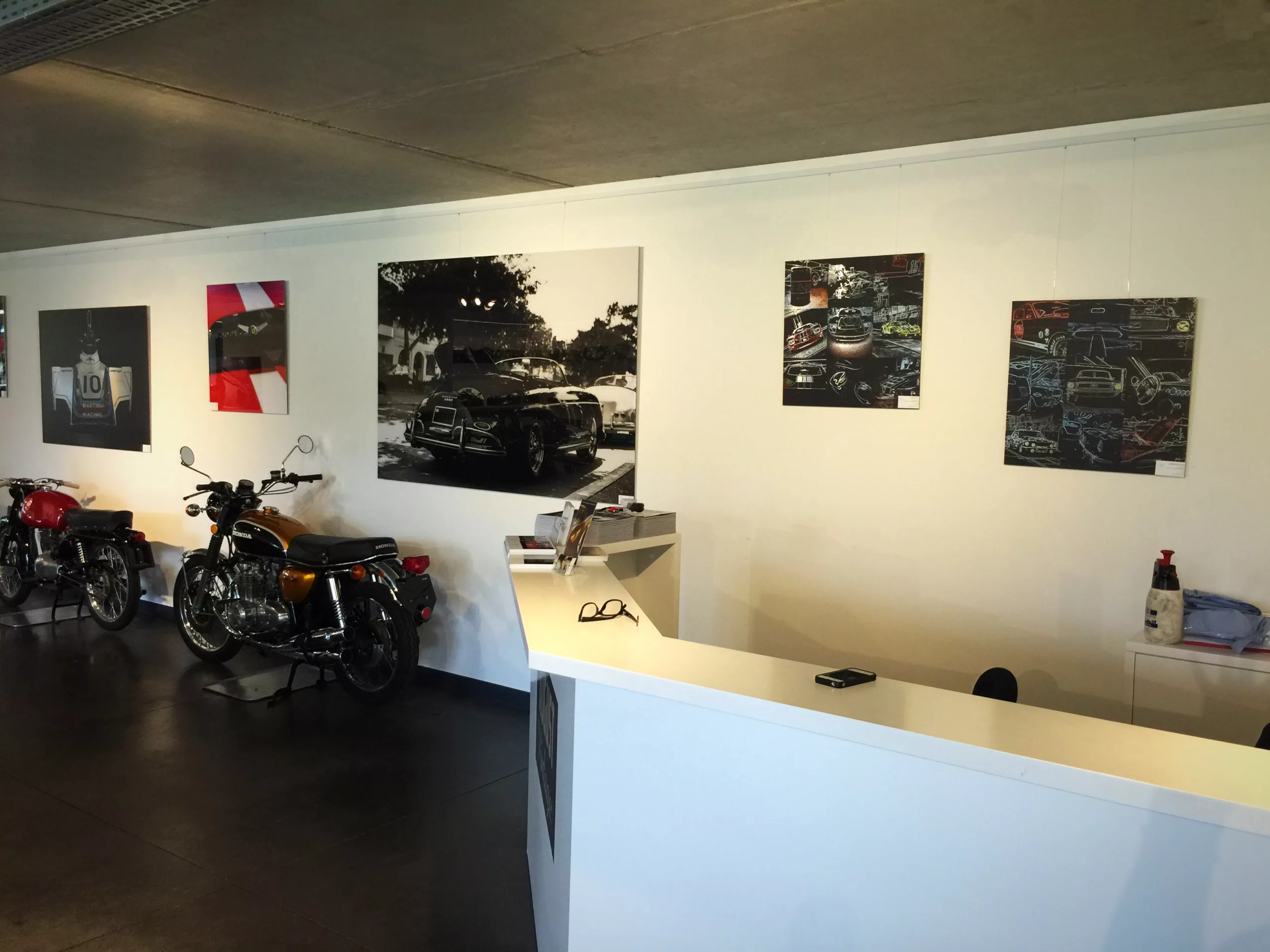 Œuvre Cars and Roses installée chez un client – impression fine art