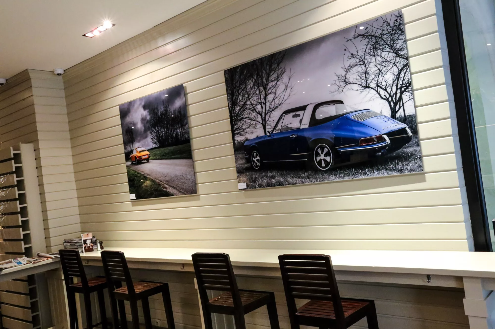 Tirage photographique de voiture encadré au-dessus d'une table à manger, intérieur gris — Cars and Roses