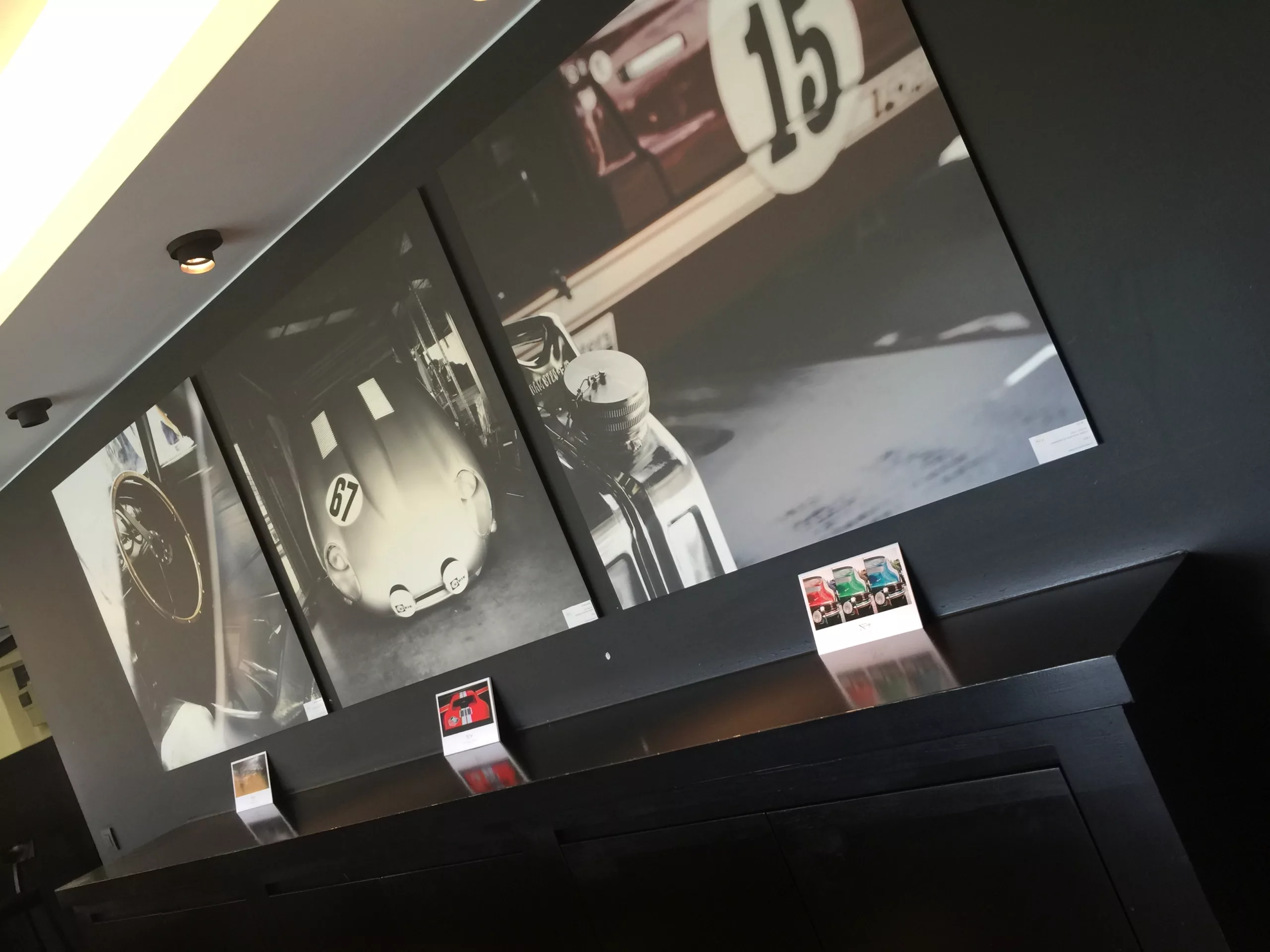 Deux tirages photographiques automobiles noir et blanc installés dans une pièce à l'éclairage tamisé — Cars and Roses
