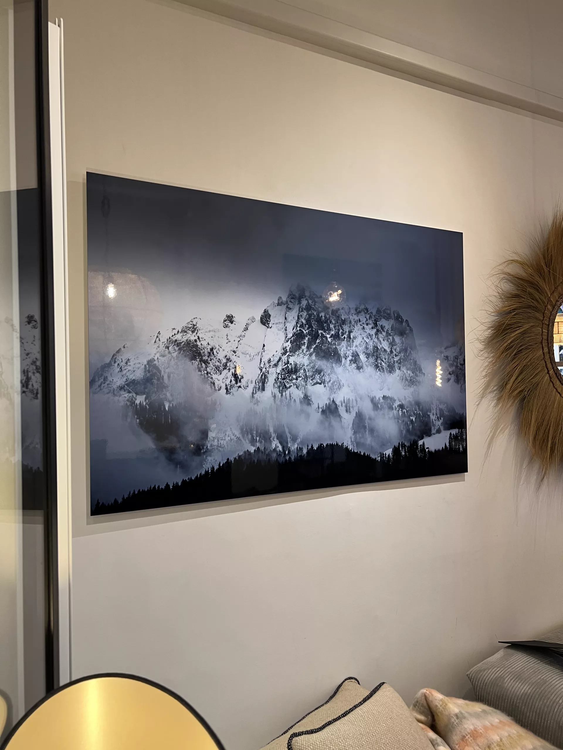 Grand tirage photographique noir et blanc d'un paysage de montagne installé sur un mur blanc — Cars and Roses