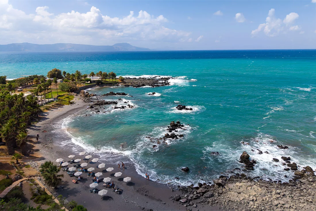 Baie turquoise et rochers volcaniques en Crète, Grèce - photographie fine art