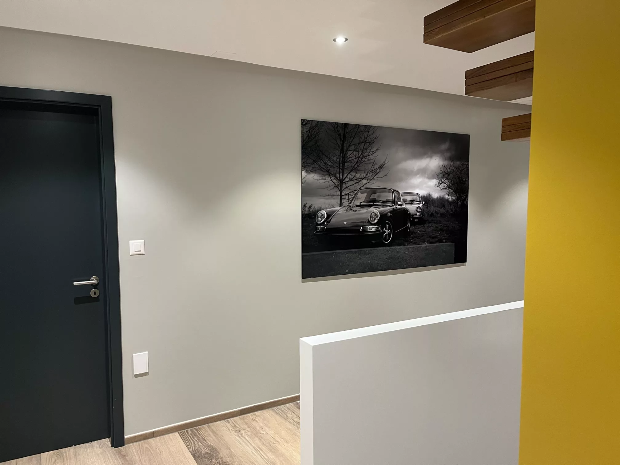 Tirage photographique automobile encadré installé dans un intérieur client — Cars and Roses