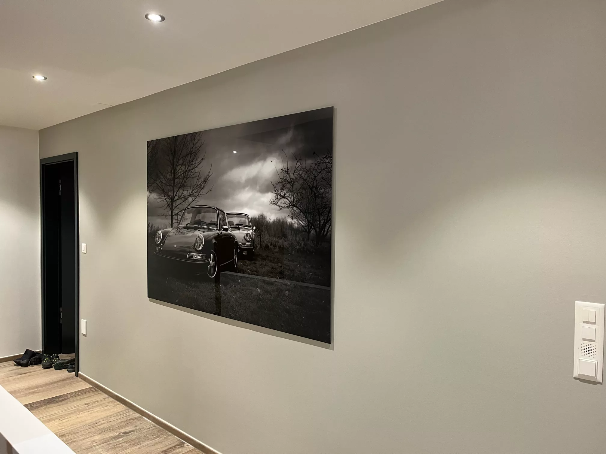 Tirage photographique automobile encadré installé dans un intérieur client — Cars and Roses