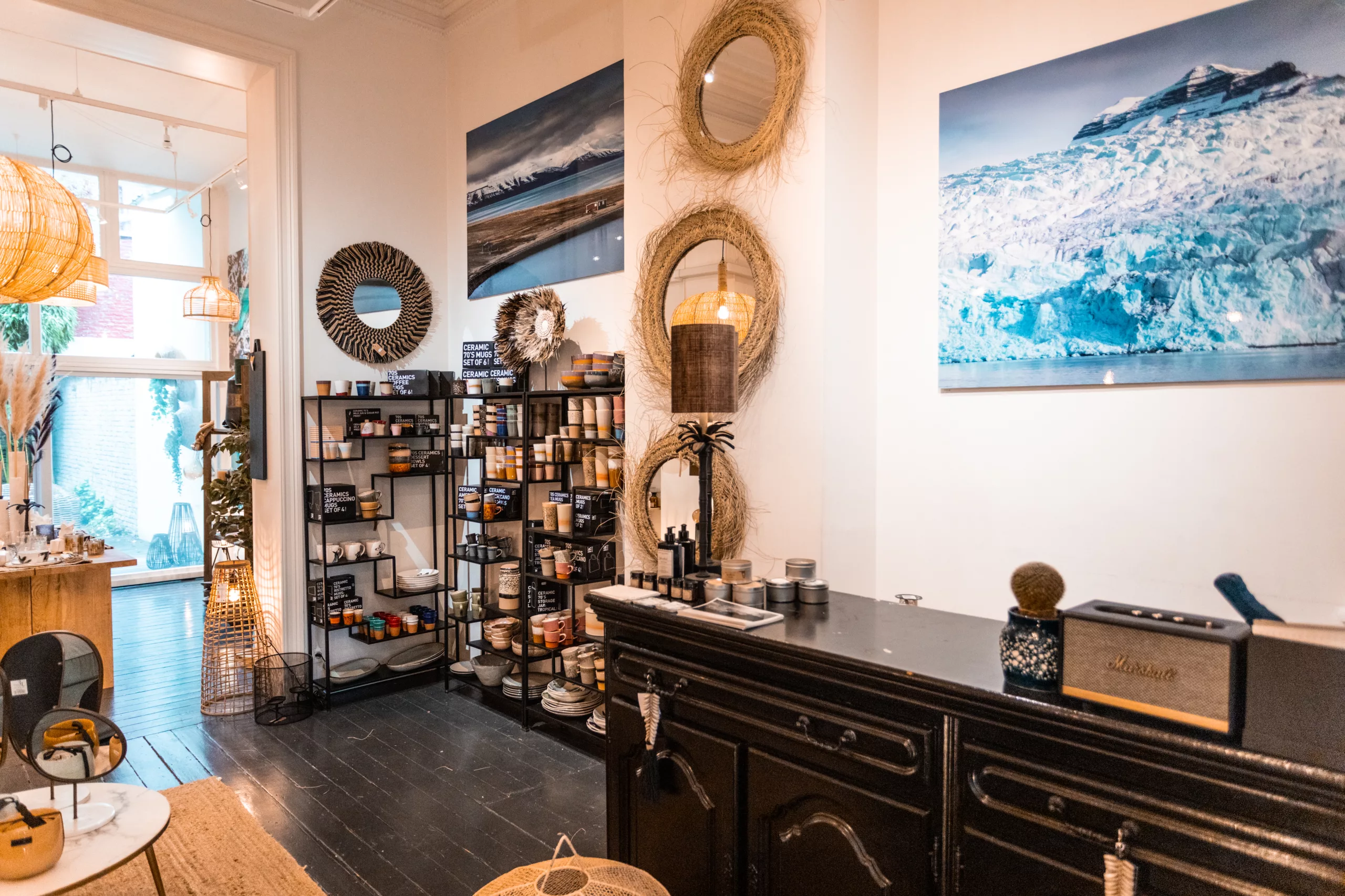 Tirage photographique encadré dans un coin salon avec collection de vinyles — Cars and Roses