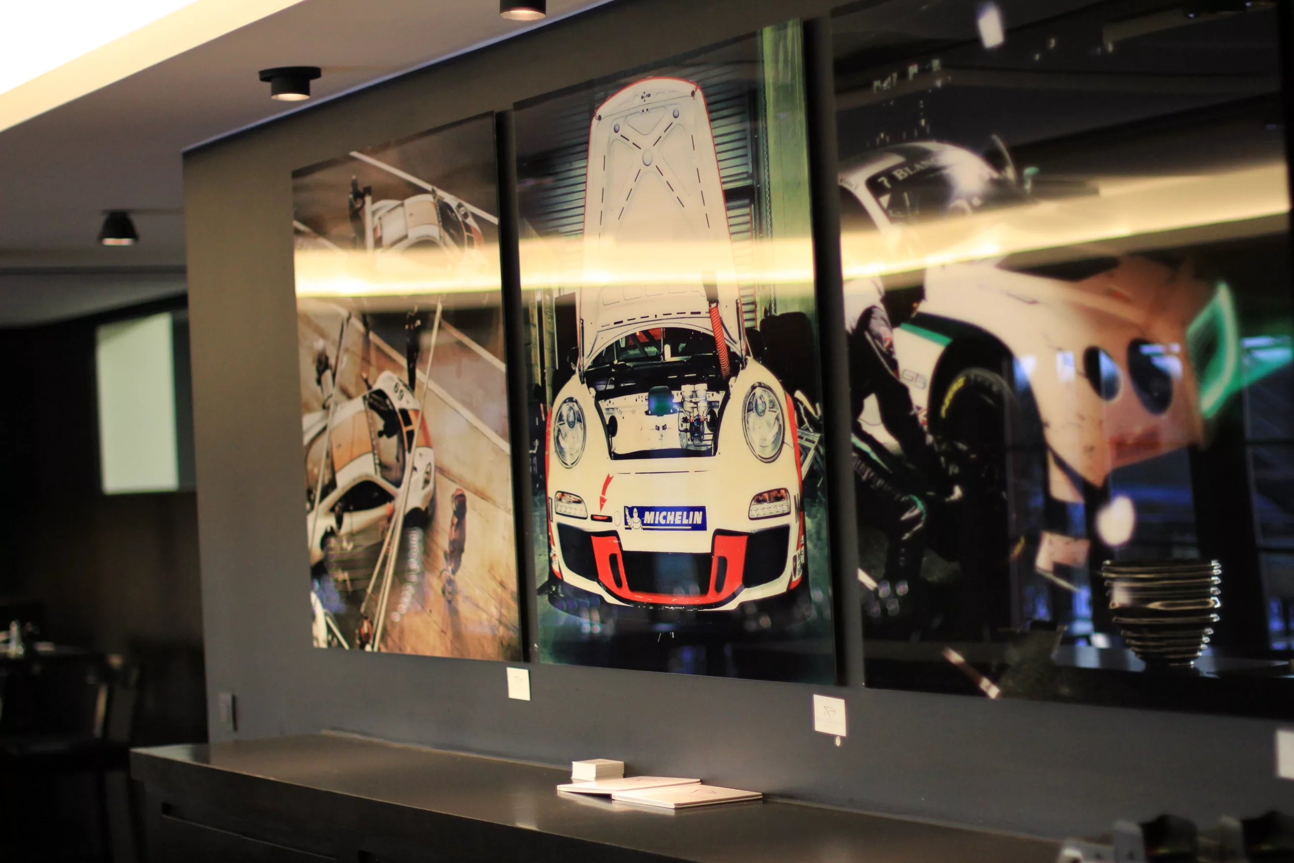 Œuvre Cars and Roses installée chez un client – impression fine art