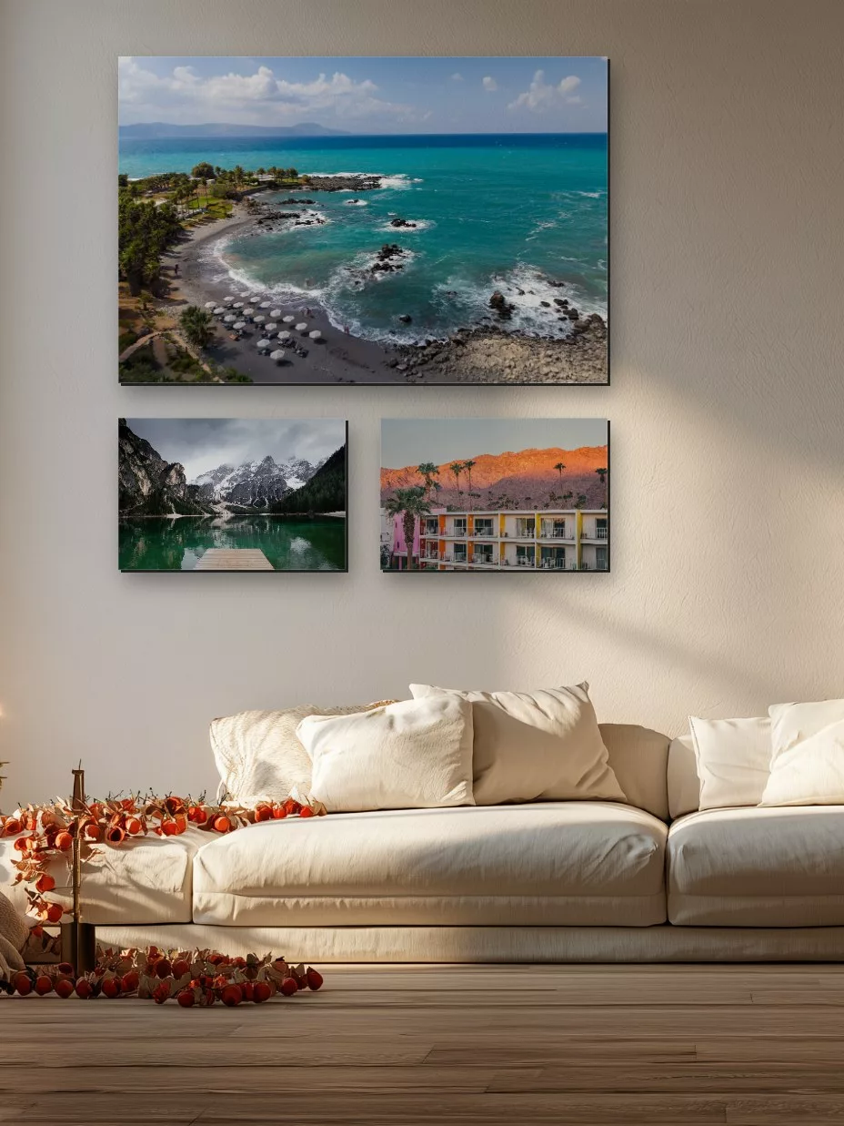 Trois photographies d’art de paysages dans un salon clair