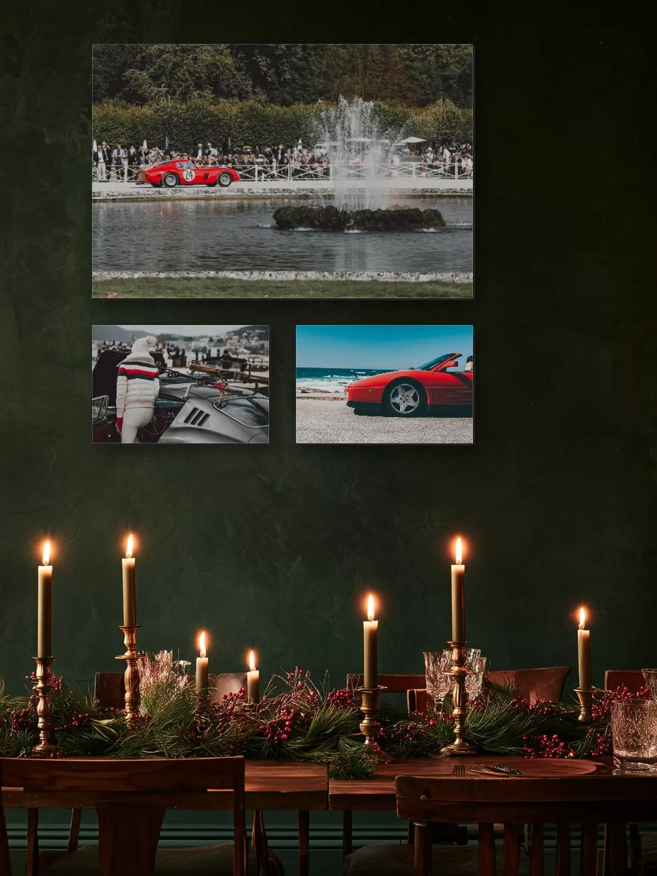 Trois photographies d’art Ferrari sur un mur vert foncé