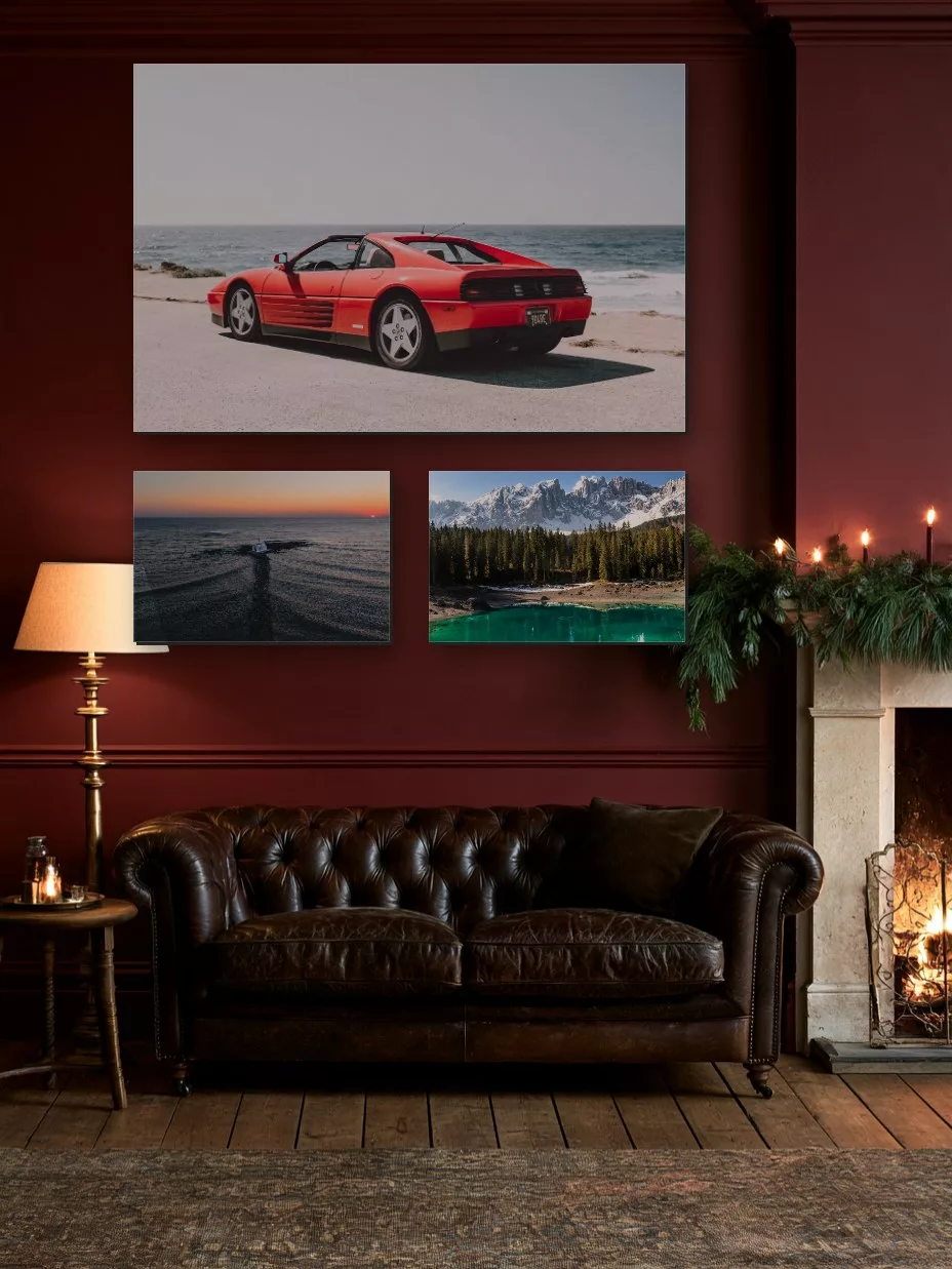Salon de Noël avec trois photographies d’art sur un mur bordeaux