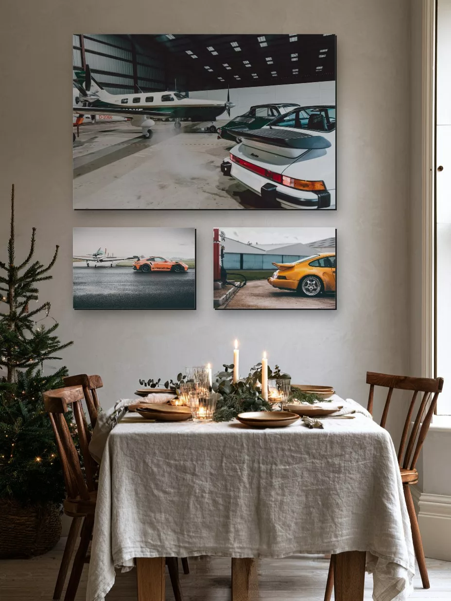 Trois photographies d’art Porsche au-dessus d’une table de Noël