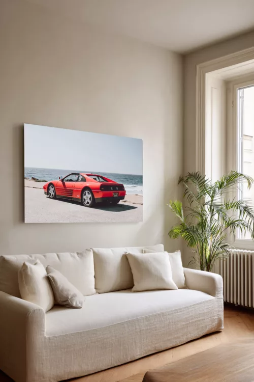 Tableau photographie d’art d’une Ferrari 348 TS à Pebble Beach accroché au-dessus d’un canapé dans un salon lumineux