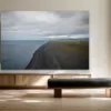 Tableau photographie de la plage de sable noir en Islande accroché au-dessus d'un buffet en chêne clair dans un salon scandinave