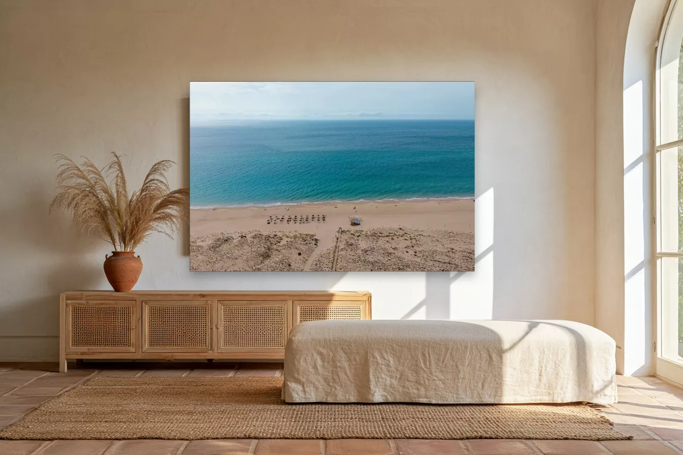 Tableau photographie de la plage de Zahara de los Atunes en Espagne au-dessus d'un buffet en rotin dans un salon andalou lumineux
