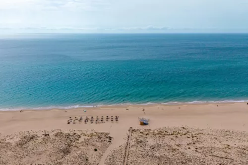Photographie plage Zahara de los Atunes Vue d’en haut de la plage de Zahara de los Atunes en Espagne, océan turquoise, sable doré et dunes