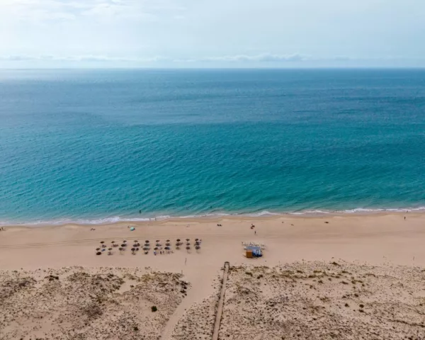 Photographie plage Zahara de los Atunes Vue d’en haut de la plage de Zahara de los Atunes en Espagne, océan turquoise, sable doré et dunes