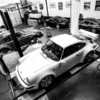 porsche-911-atelier-vu-den-haut-noir-et-blanc-edition-limitee Porsche 911 à l’atelier vue d’en haut, photographie d’art noir et blanc en édition limitée