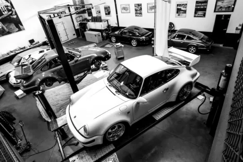 porsche-911-atelier-vu-den-haut-noir-et-blanc-edition-limitee Porsche 911 à l’atelier vue d’en haut, photographie d’art noir et blanc en édition limitée