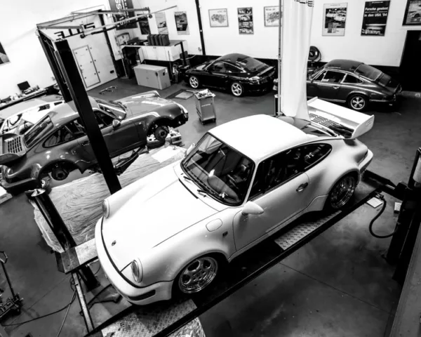 Porsche 911 à l’atelier vue d’en haut, photographie d’art noir et blanc en édition limitée