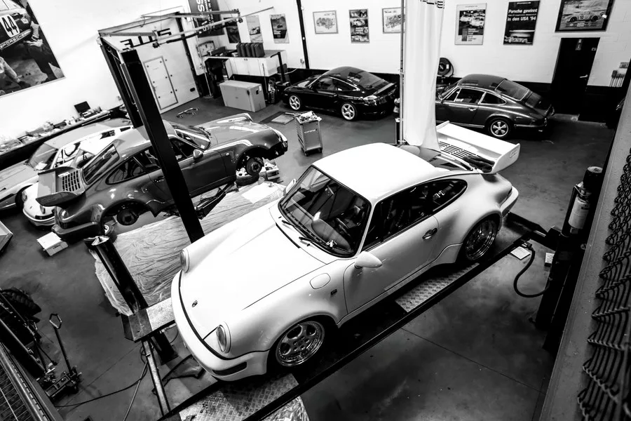 Porsche 911 à l’atelier vue d’en haut, photographie d’art noir et blanc en édition limitée