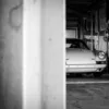 photographie-porsche-911-pilote-garage-noir-et-blanc Porsche 911 et son pilote dans le garage des stands — photographie d’art noir et blanc en édition limitée