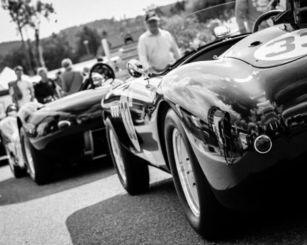 Voitures de course anciennes dans le paddock, numéro 33 — photographie d’art noir et blanc en édition limitée