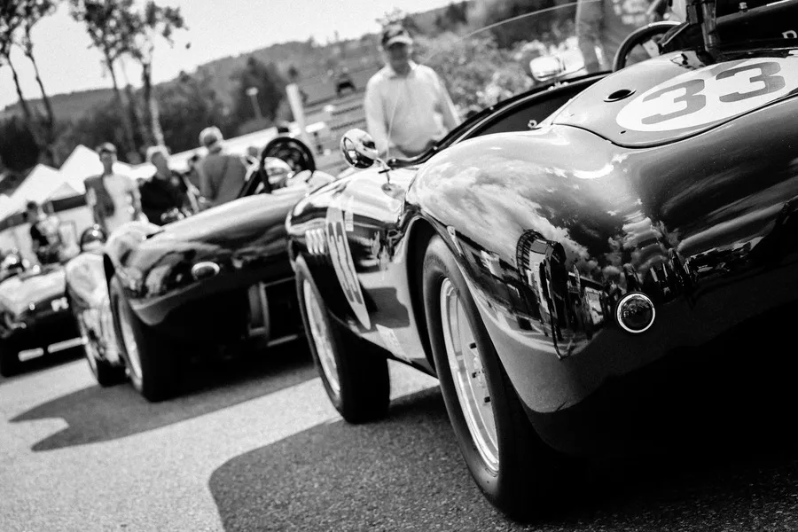 Voitures de course anciennes dans le paddock, numéro 33 — photographie d’art noir et blanc en édition limitée