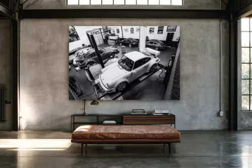 tableau-porsche-911-atelier-noir-et-blanc-mockup Tableau Porsche 911 à l’atelier noir et blanc dans un loft industriel