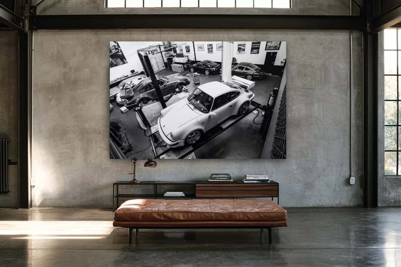 Tableau Porsche 911 noir et blanc dans un loft industriel