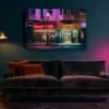 Tableau San Francisco de nuit, néons de Broadway, accroché au-dessus d’un canapé en velours dans un salon bleu-vert