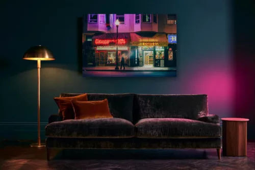 Tableau San Francisco de nuit, néons de Broadway, accroché au-dessus d’un canapé en velours dans un salon bleu-vert