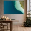 Tableau du lac de Kournas, Crète, accroché dans une salle à manger avec bougies et sapin