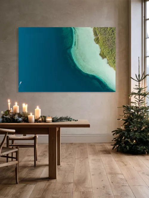 Tableau du lac de Kournas, Crète, accroché dans une salle à manger avec bougies et sapin