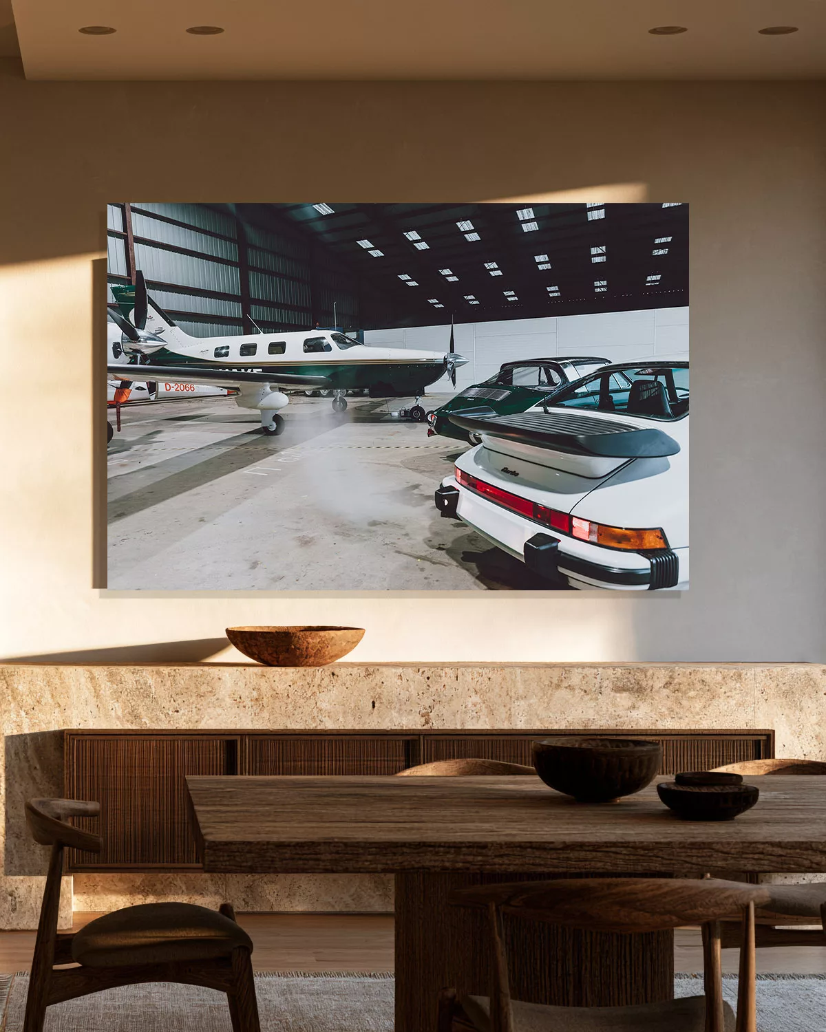 Porsche 911 Turbo et Piper Malibu — Hangar Light — photographie d’art dans un salon