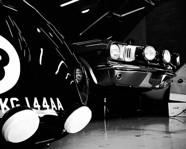 photo noir et blanc ford mustang et jaguar type-e tirage art automobile edition limitee